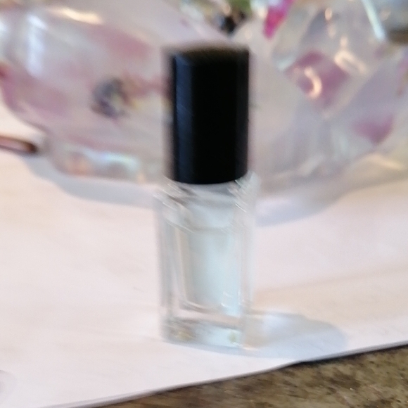 NEST Fragrances Black Moisturizer & Body Oil - Picture 4 of 4